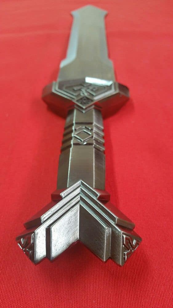 Detalle del mango de la Espada de Thorin Escudo de Roble de El Hobbit de acero inoxidable. Vendida por Espadas y más