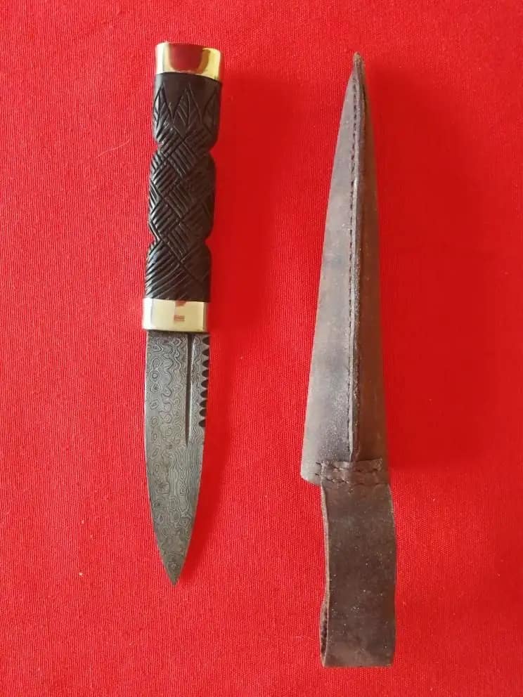 0201022632 Cuchillo escocés Sgian Dubh acero de damasco - Espadas y Más