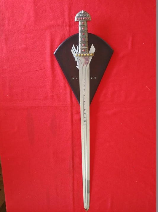 Espada del Rey Ragnar Lothbrok con expositor de la serie Vikingos (Vikings). Vendida por Espadas y más