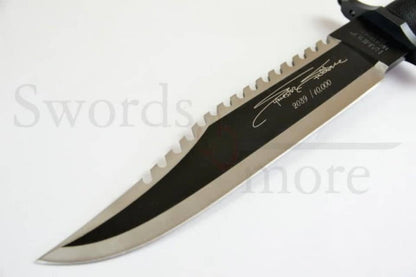 Detalle de la hoja del Cuchillo de caza y supervivencia Rambo II Stallone Edition. Como el de la película de Rambo. Vendido por Espadas y más