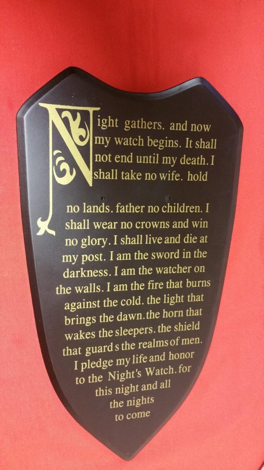 Expositor en madera con texto de la Guardia de la Noche de la Espada Garra de Jon Nieve de Juego de Tronos. Vendido por Espadas y más