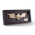 Imagen de BATARANG EN EXPOSITOR - BATMAN BEGINS & THE DARK KNIGHT NN4129 parte de nuestra colección en Espadas y más, sitio oficial.