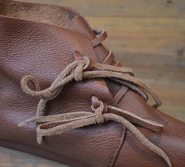 Bota baja lazados S. XIII-XIV lazados, Cuero Marrón - suela tachonada - Espadas y Más