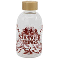 Imagen de Botella cristal Stranger Things 620ml parte de nuestra colección en Espadas y más, sitio oficial.