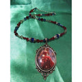 Imagen de Colgante camafeo " Crimson Lily" ( Margarita Carmesí). MU_BV306 parte de nuestra colección en Espadas y más, sitio oficial.