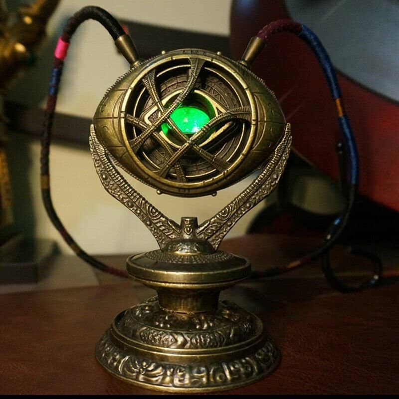 Colgante del Doctor Strange de Ojo Agamotto que incluye soporte y luz. De Marvel. Vendido por Espadas y más