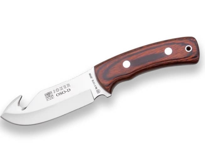 CUCHILLO DESOLLADOR JOKER OSO, VIROLA ACERO INOX. CACHAS EN MADERA ROJA, HOJA DE 12 CM.FUNDA DE CUERO. CR55 - Espadas y Más