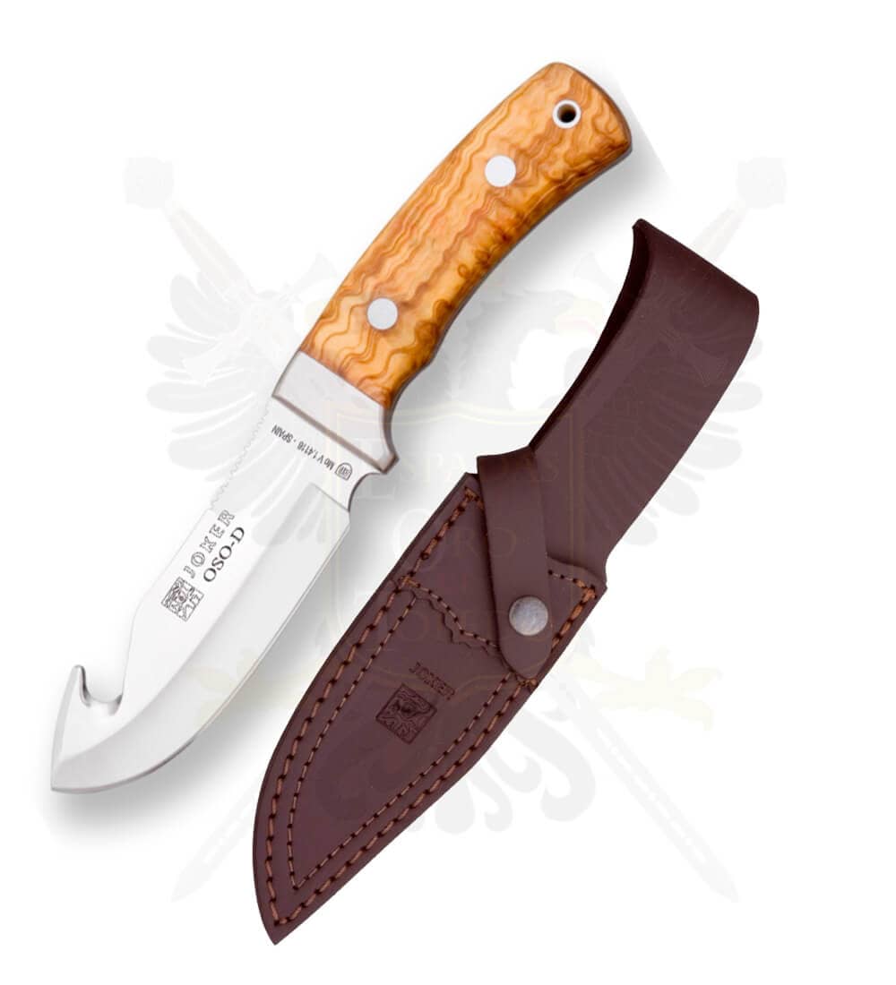 CUCHILLO DESOLLADOR JOKER OSO, VIROLA ACERO INOXIDABLE, MANGO DE OLIVO, HOJA DE 12 CM.FUNDA DE CUERO. - Espadas y Más