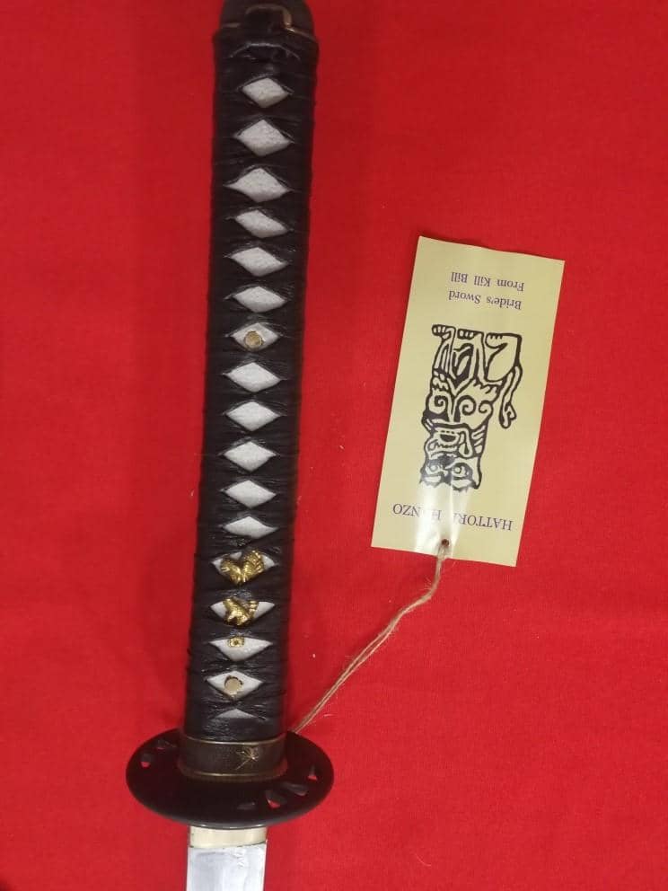 Detalle del mango de la Katana funcional de Kill Bill de alta calidad con extras y expositor. Vendida por Espadas y más