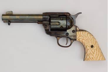 Imagen de Revólver CAL .45 Peacemaker 4,75", 8186 Réplica no funcional parte de nuestra colección en Espadas y más, sitio oficial.