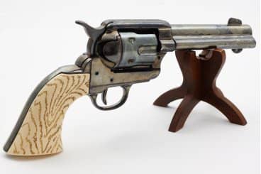 Imagen de Revólver CAL .45 Peacemaker 4,75", 8186 Réplica no funcional parte de nuestra colección en Espadas y más, sitio oficial.