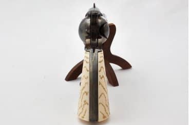 Imagen de Revólver CAL .45 Peacemaker 4,75", 8186 Réplica no funcional parte de nuestra colección en Espadas y más, sitio oficial.
