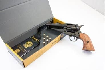 Imagen de Revólver  Peacemaker CAL.45 4,75", con 6 balas, 1-1186N, Réplica no funcional parte de nuestra colección en Espadas y más, sitio oficial.