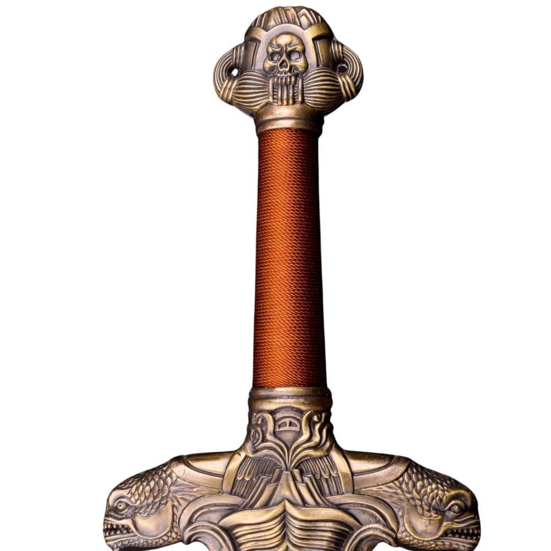 Empuñadura y pomo de la Espada Atlantean de Conan El Bárbaro con detalles como la espada de la película de Conan. Vendida por Espadas y más