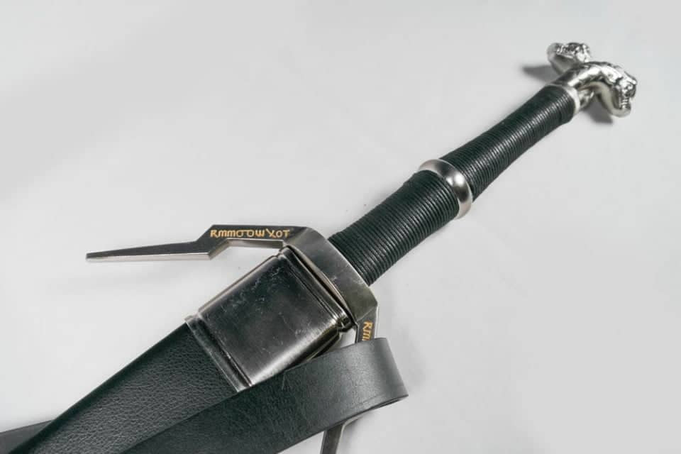 Detalle de la empuñadura de la espada de Geralt de Rivia de The Witcher como la que aparece en The Witcher 3. Vendida por Espadas y más