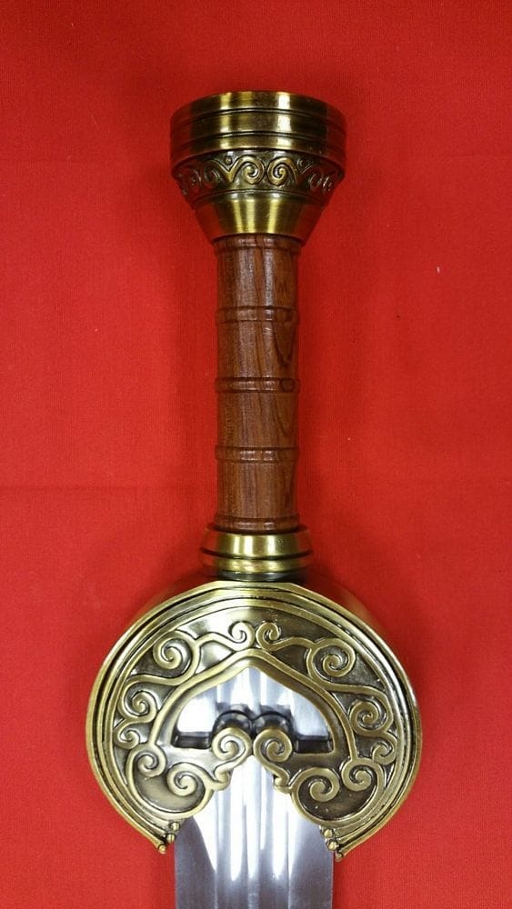 Detalle de la empuñadura de la espada de El Señor de los Anillos de El Rey Theoden como la de Las Dos Torres. Vendida por Espadas y más