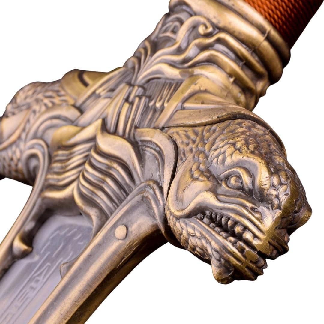 Detalle de la guarda de la Espada Atlantean de Conan El Bárbaro como la que aparece en la película de Conan. Vendida por Espadas y más