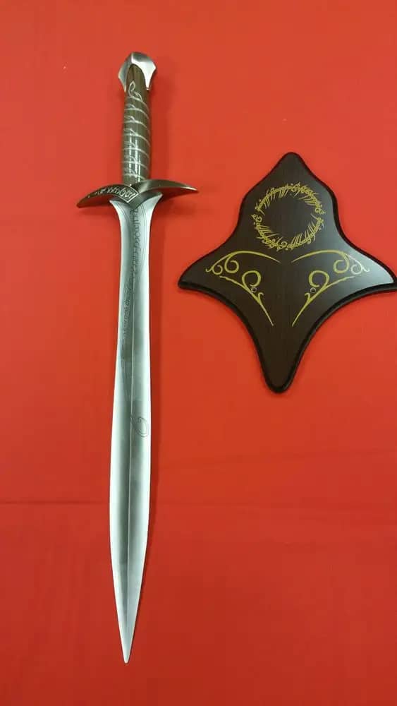 Espada Dardo de El Señor de los Anillos de Frodo y de El Hobbit con expositor. Vendida por Espadas y más