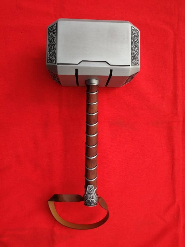 Martillo de Thor Mjolnir de metal de Marvel como el de la película con mango con correa. Vendido por Espadas y más