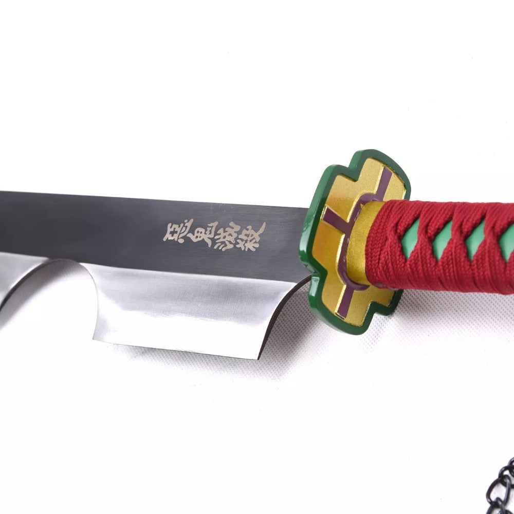 Detalle de espadas de Tengen Uzui de Kimetsu no Yaiba (Demon Slayer) con detalle de kanjis en la hoja. Vendida por Espadas y más