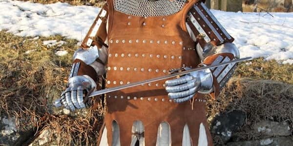 Brazos Medievales Articulados de cuero y acero - Serraje - Espadas y Más