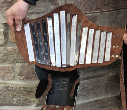 Piernas de cuero y acero con rodillera - Serraje - Espadas y Más