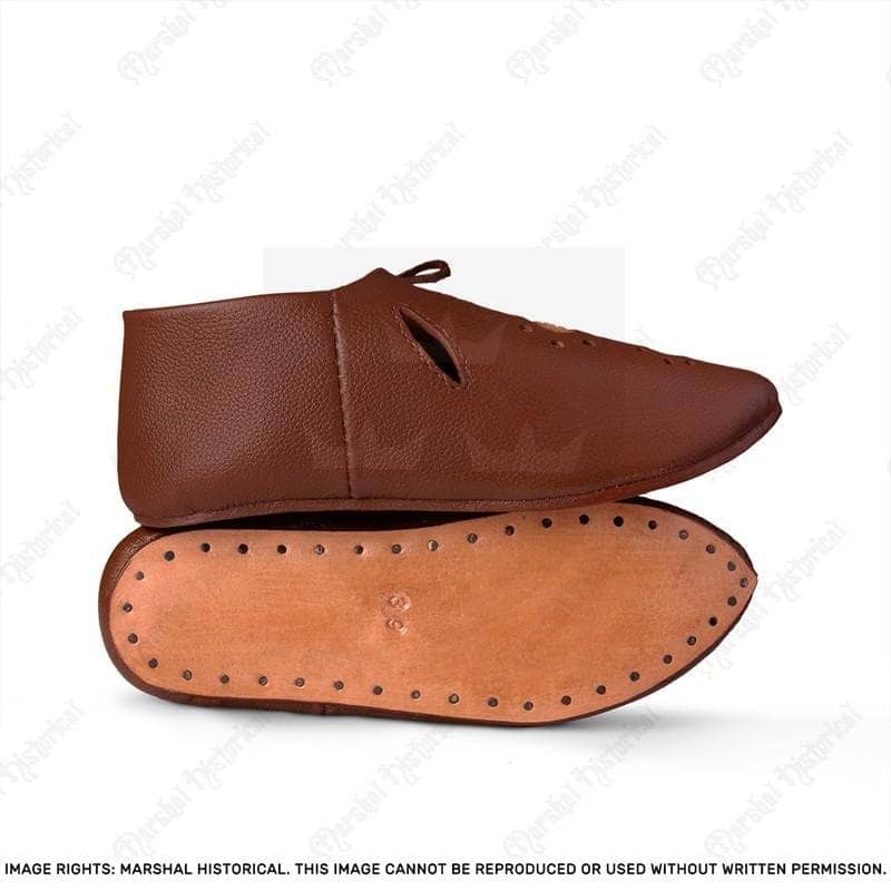 Imagen de Zapatos calados de ballestero S. XIII - Cuero Marrón parte de nuestra colección en Espadas y más, sitio oficial.