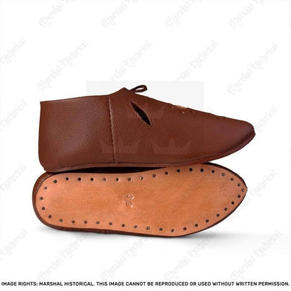 Imagen de Zapatos calados de ballestero S. XIII - Cuero Marrón parte de nuestra colección en Espadas y más, sitio oficial.