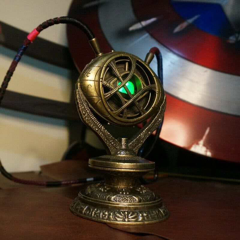 Perspectiva desde abajo del Colgante del Doctor Strange de Ojo Agamotto que incluye soporte y luz. De Marvel. Vendido por Espadas y más