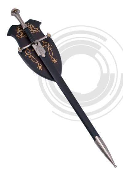 Espada Anduril de Aragorn de El Señor de los Anillos con expositor marrón con detalles. Vendida por Espadas y más