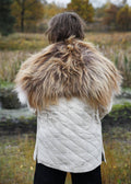 Imagen de Shoulder Fur hecho de piel de oveja nórdica, moteada 1680603003 parte de nuestra colección en Espadas y más, sitio oficial.