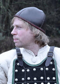 Imagen de ULF-CL-15 Gorra de cuero medieval parte de nuestra colección en Espadas y más, sitio oficial.